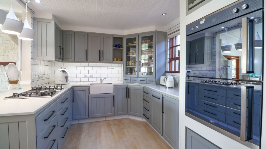 6 Bedroom Property for Sale in Kingfisher Creek Western Cape